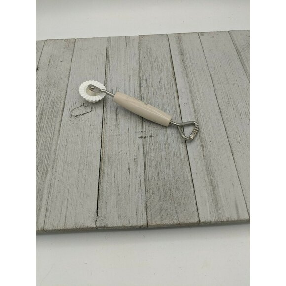 Decorating Tool Metal Plastic Decorator Garnish Tool 6 1/4" - Picture 1 of 6